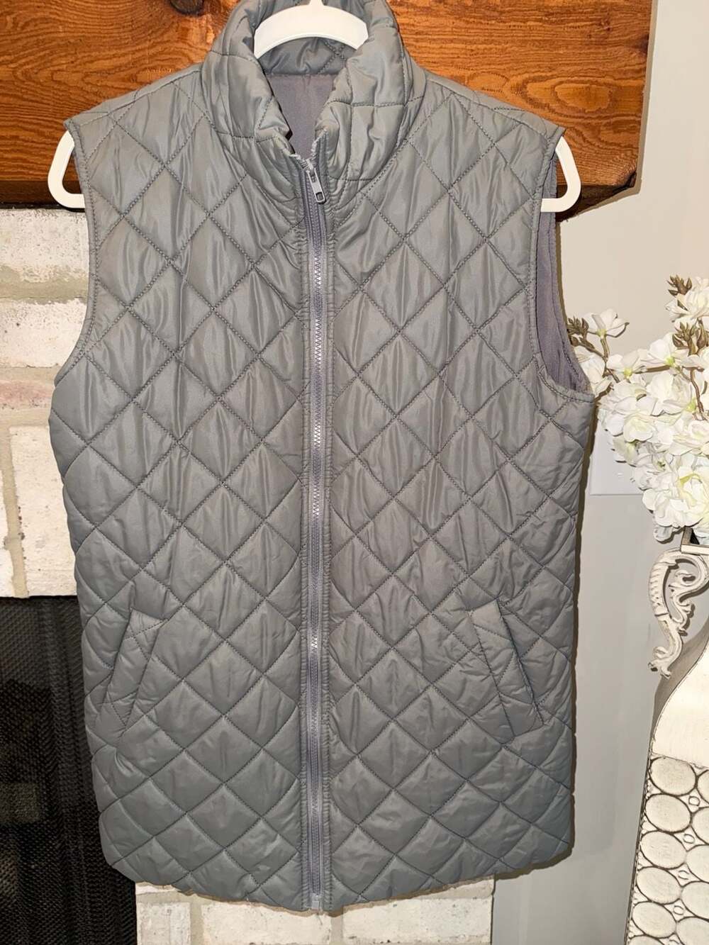 SHEIN Quilted Vest Size S Gray Zip Puffer Sleeveless Outerwear